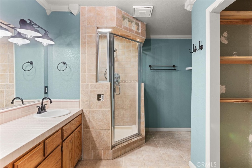 14621 Carnegie Road Magalia, CA 95954 - Photo 22 of 38 Primary bath with large walk in shower.