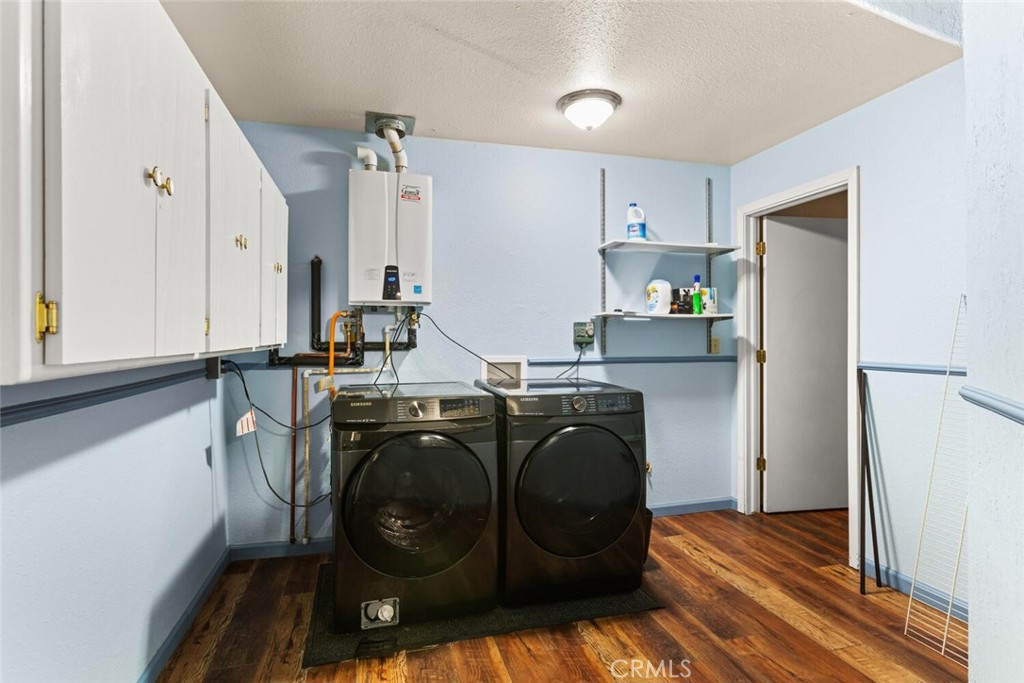 14621 Carnegie Road Magalia, CA 95954 - Photo 29 of 38 Large laundry room
