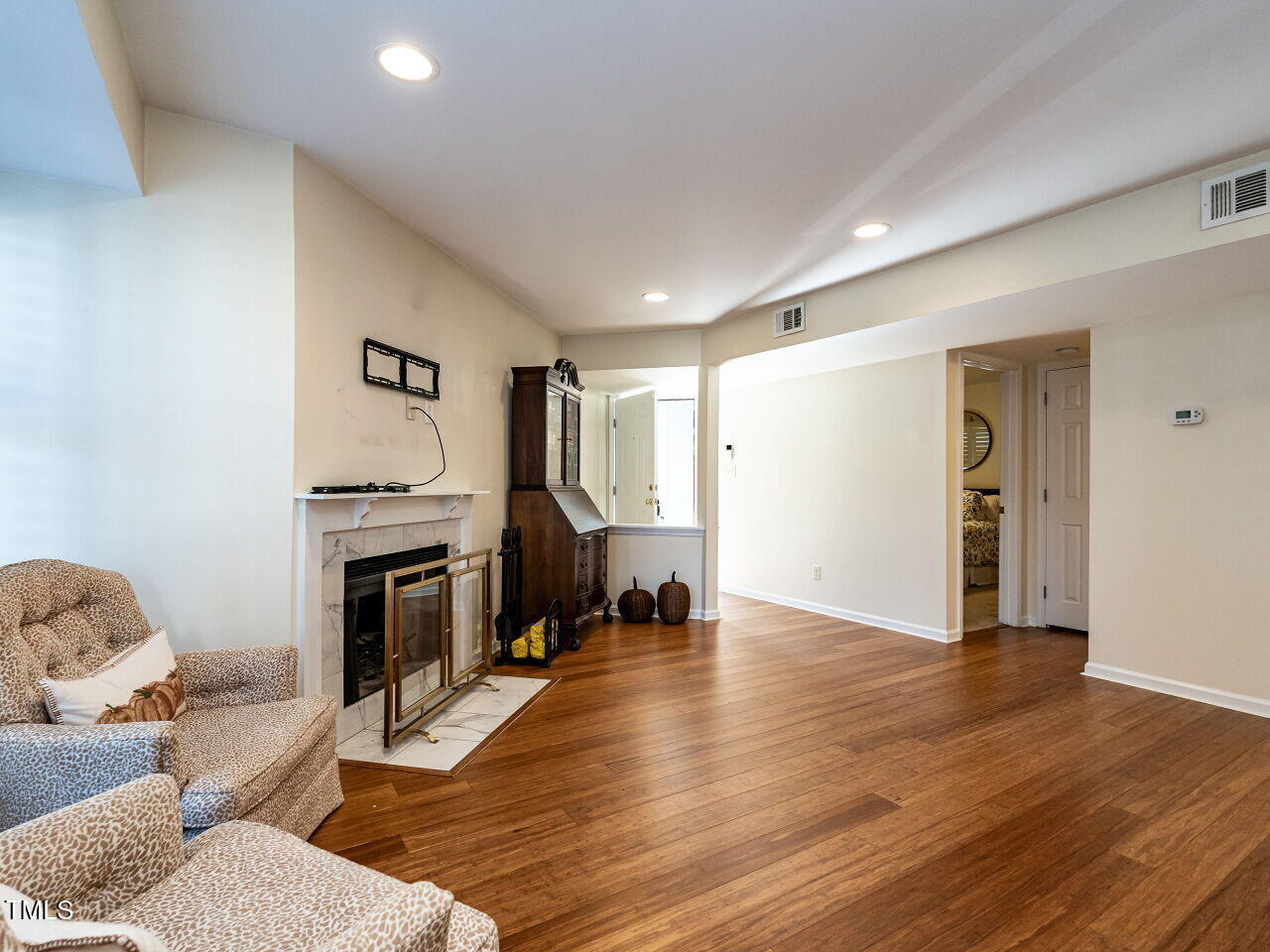 006-1280x960-family-room