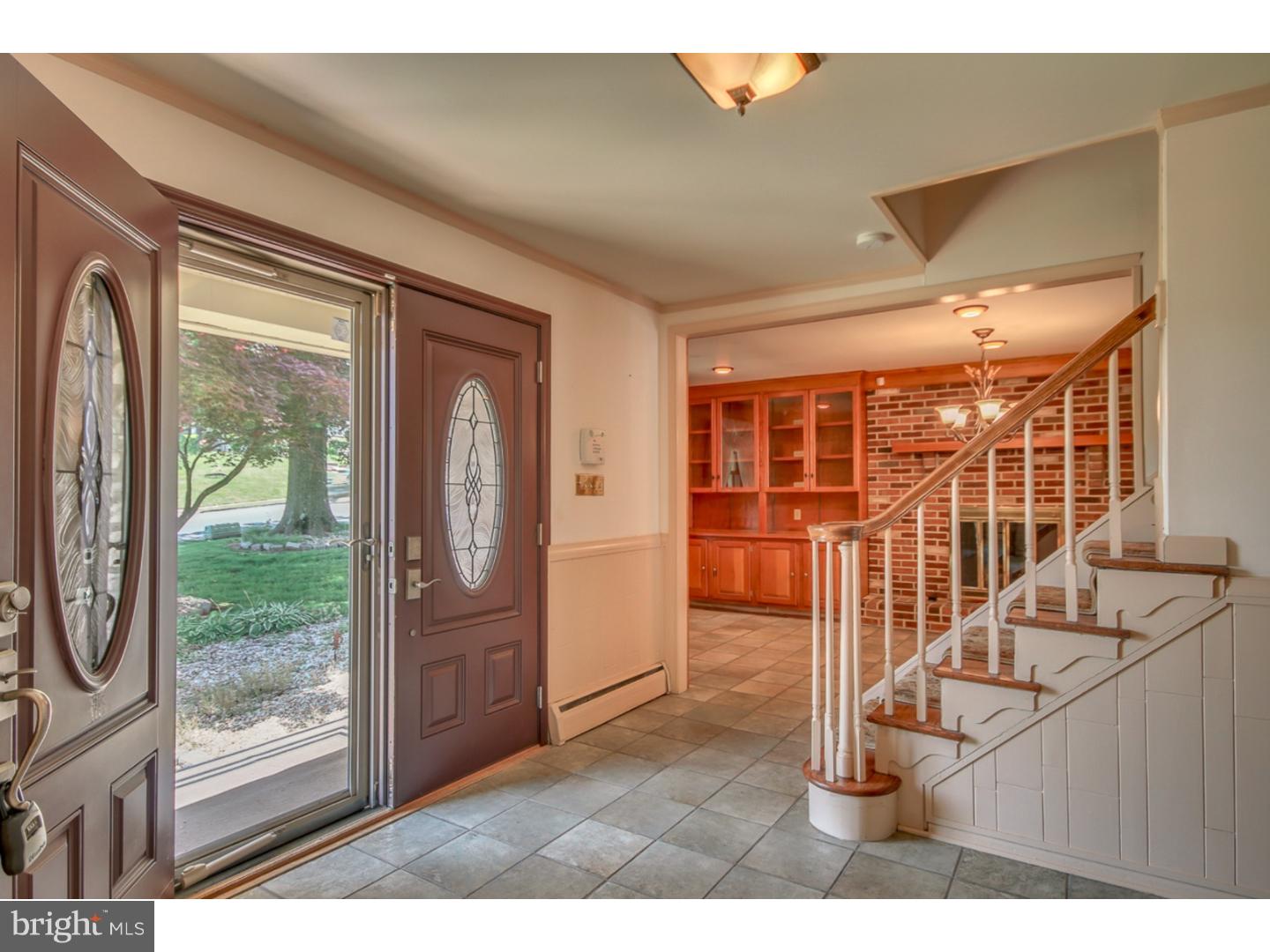 807 West Rolling Road Springfield, PA 19064 - Photo 3 of 24 Foyer