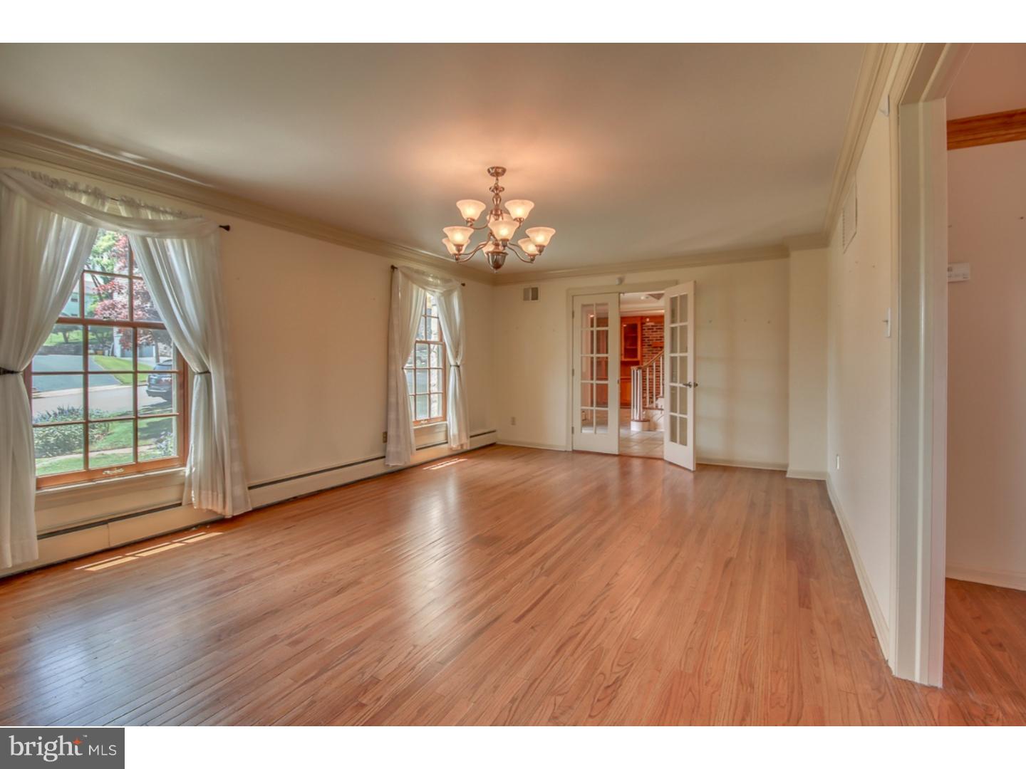 807 West Rolling Road Springfield, PA 19064 - Photo 10 of 24 Living Room