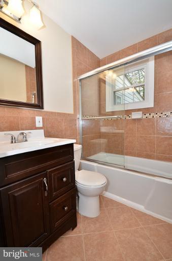 6902 Huntsman Boulevard Springfield, VA 22153 - Photo 15 of 27 a bathroom with a sink a toilet and a bathtub