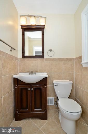 6902 Huntsman Boulevard Springfield, VA 22153 - Photo 9 of 27 a bathroom with a toilet sink and mirror