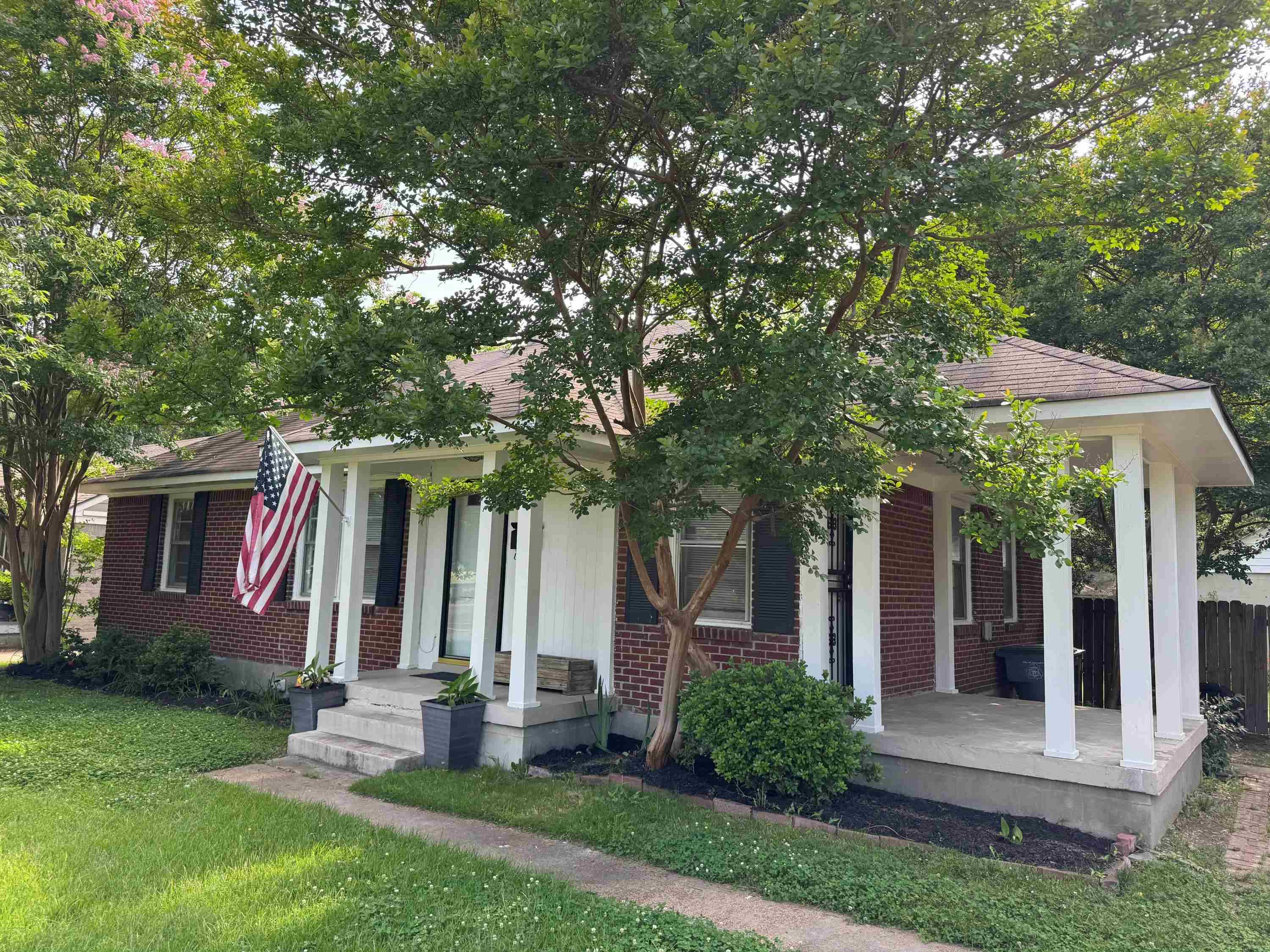 1343 Colonial Road Memphis, TN 38117 - Photo 2 of 33 front view of house with a yard