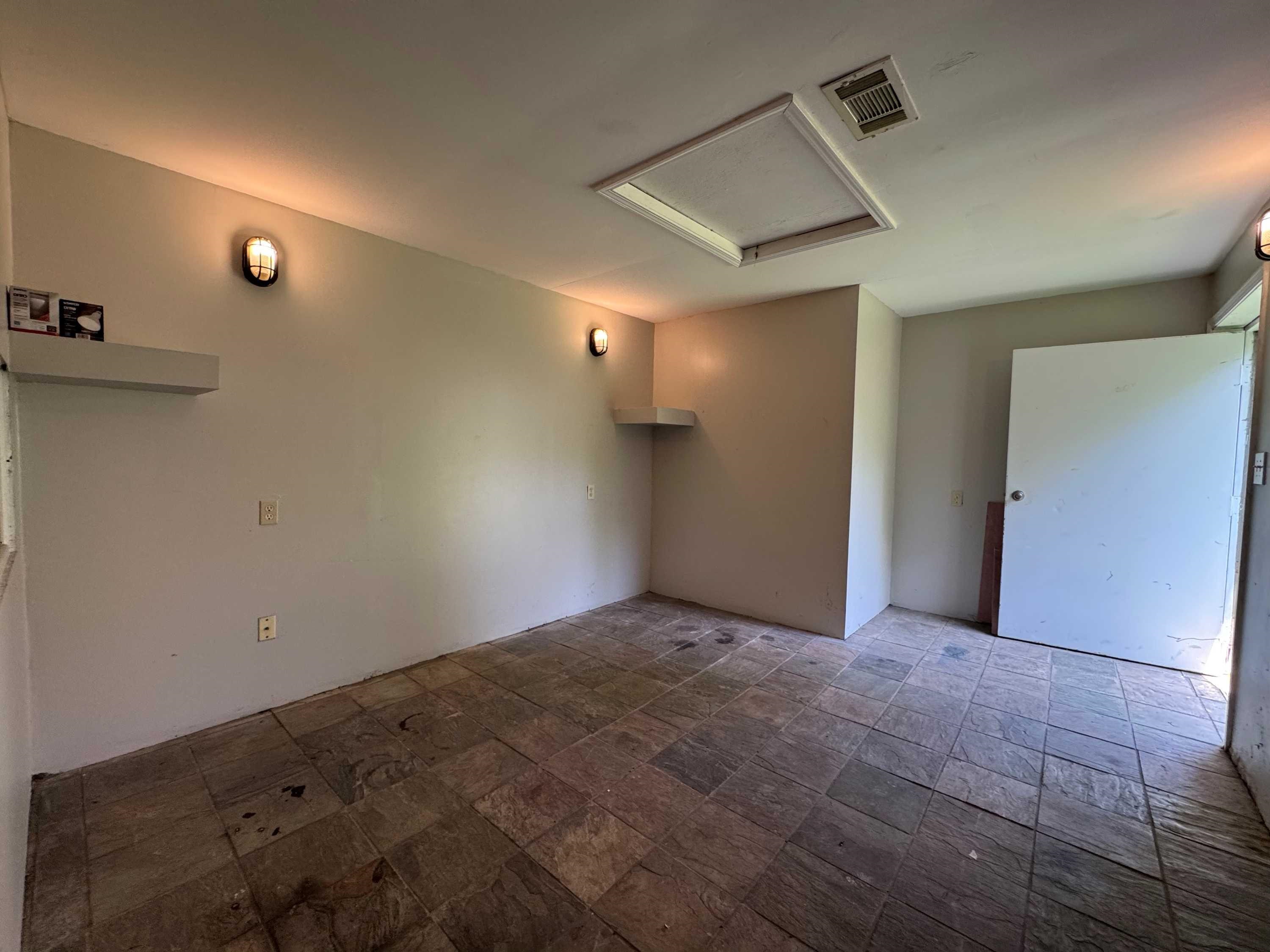 1343 Colonial Road Memphis, TN 38117 - Photo 23 of 33 a view of empty room with ceiling fan