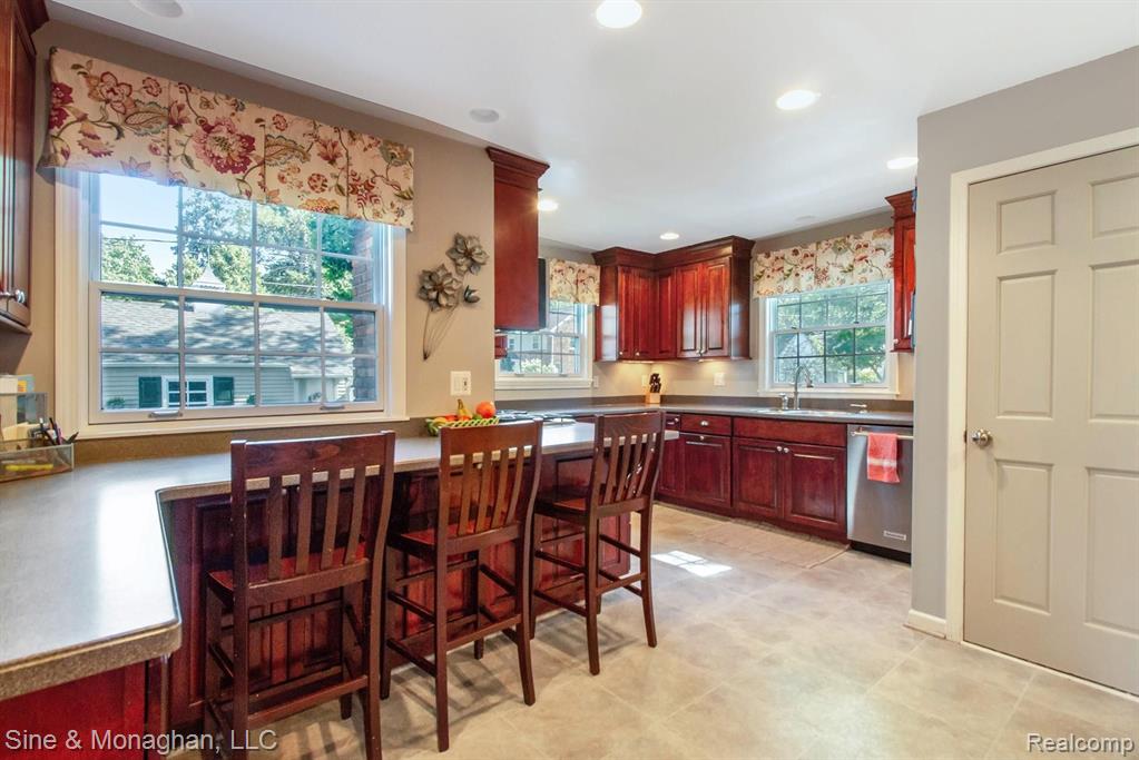 302 Merriweather Road Grosse Pointe Farms, MI 48236 - Photo 8 of 39