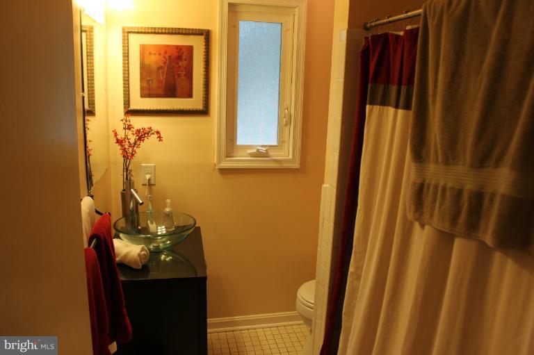6904 Highland Street Springfield, VA 22150 - Photo 14 of 17 Bath