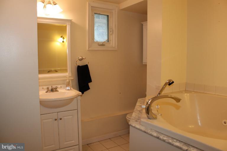 6904 Highland Street Springfield, VA 22150 - Photo 8 of 17 Bath
