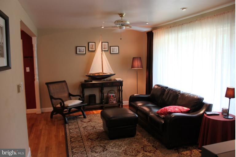 6904 Highland Street Springfield, VA 22150 - Photo 10 of 17 Living Room