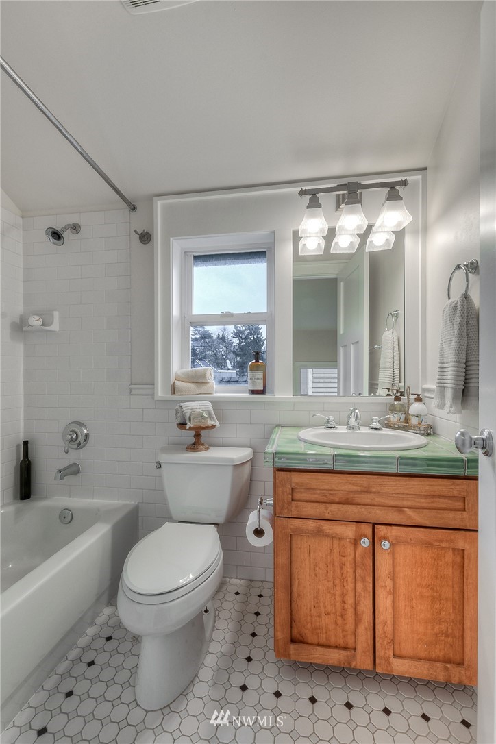 1940 9th Avenue West Seattle, WA 98119 - Photo 21 of 25 a bathroom with a toilet a sink and bathtub