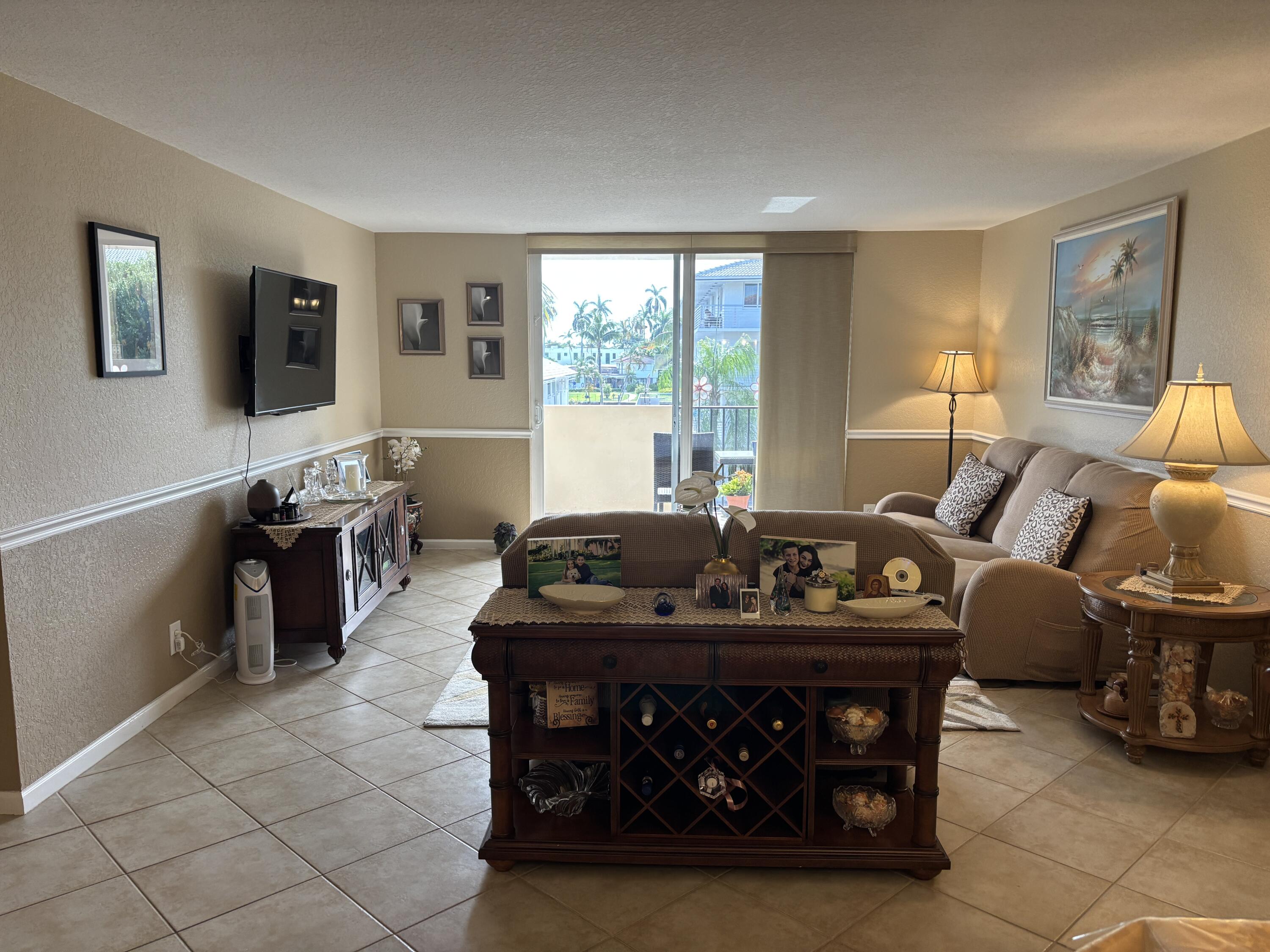 1000 Spanish River Road, Unit 3C Boca Raton, FL 33432 - Photo 4 of 21 LIVING ROOM
