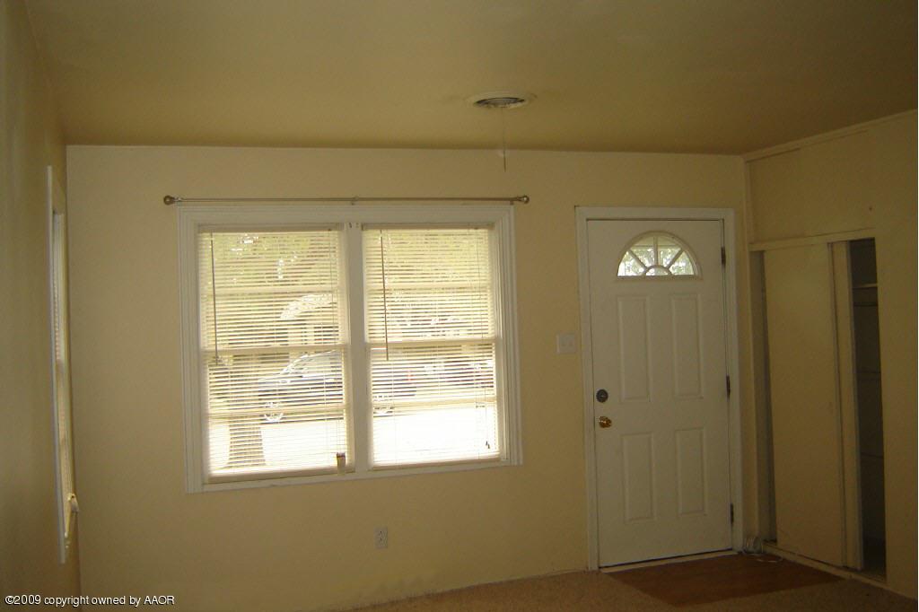 4908 Parker Street Amarillo, TX 79110 - Photo 8 of 12 Living Room
