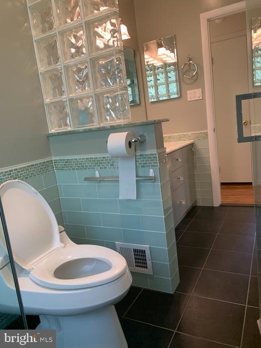 1902 Foxhall Road McLean, VA 22101 - Photo 10 of 15 a bathroom with a toilet a sink and mirror