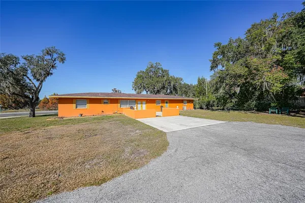 a view of a house with a yard