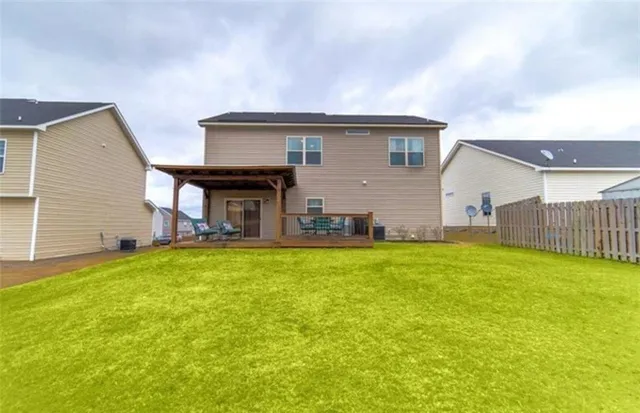 a view of a house with backyard and garden