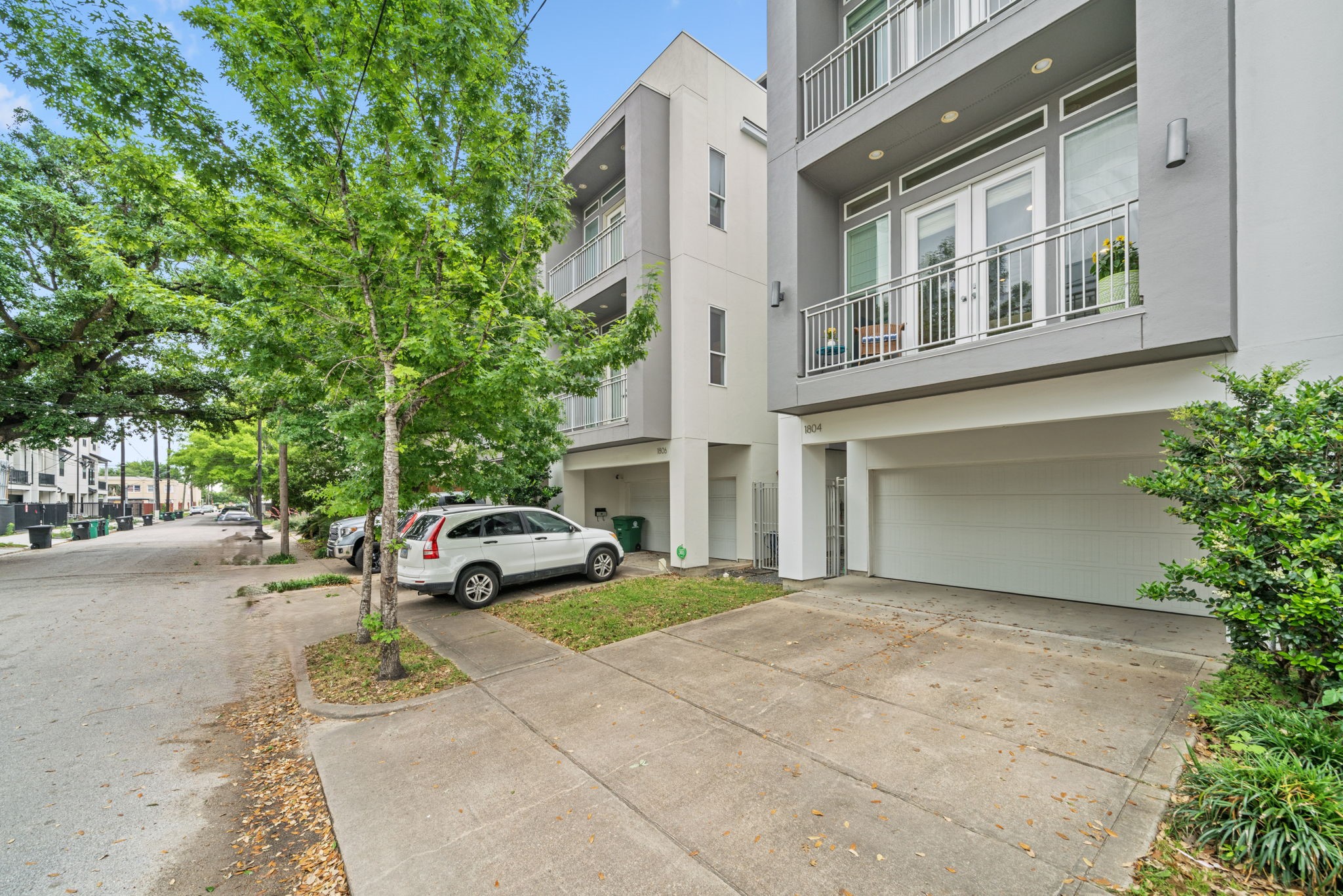 1804 Prospect Street Houston, TX 77004 - Photo 4 of 49 Ample driveway to accommodate for extra parking. Zoned to the acclaimed Poe Elementary School.