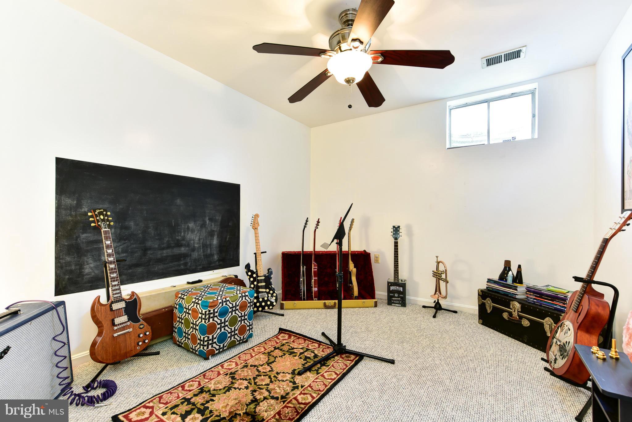 5601 Ridge View Drive Alexandria, VA 22310 - Photo 17 of 30 Family Room