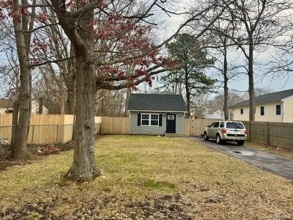 a view of house with a outdoor space