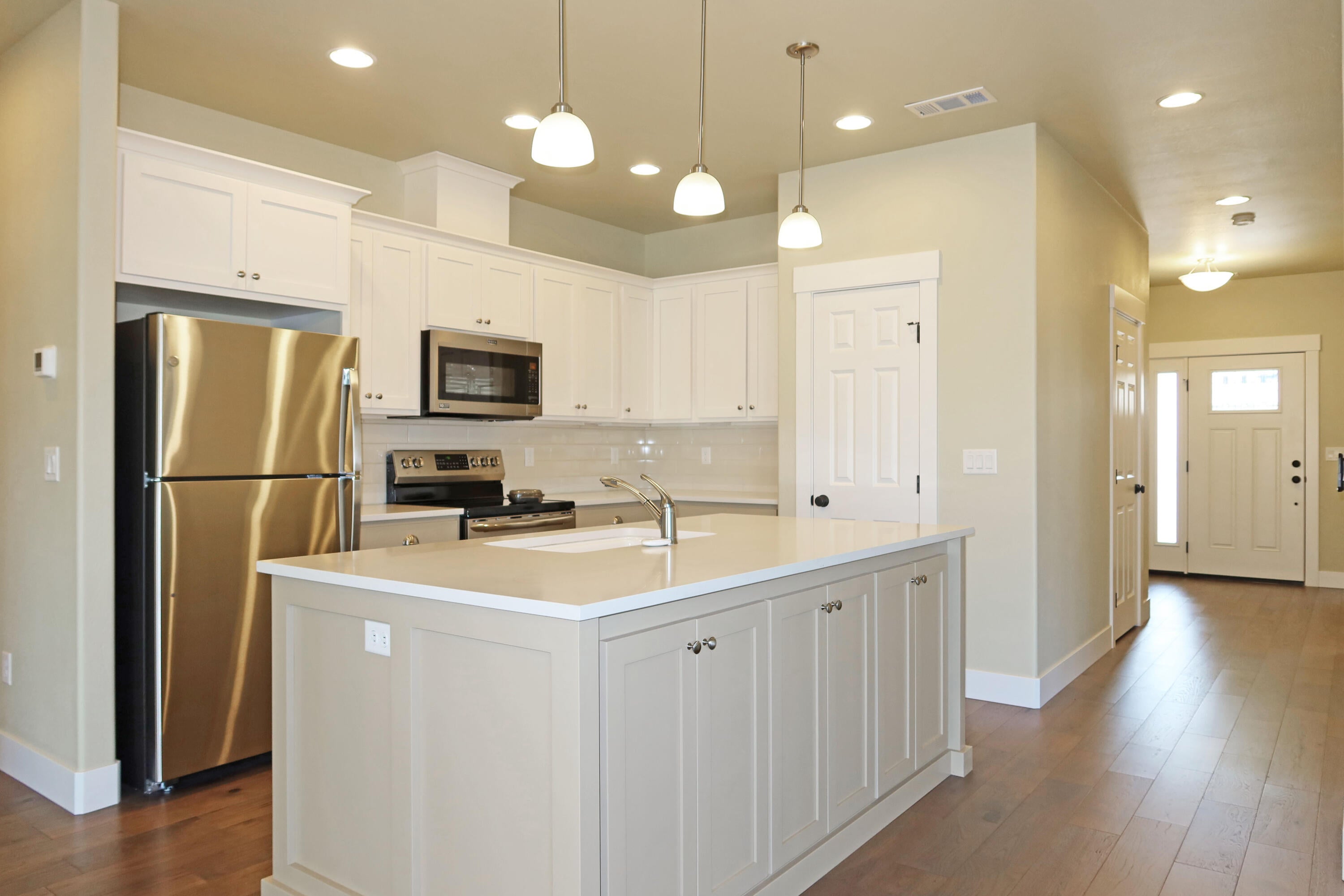 656 Aspen Street Springfield, OR 97477 - Photo 2 of 29 IMG_5813
