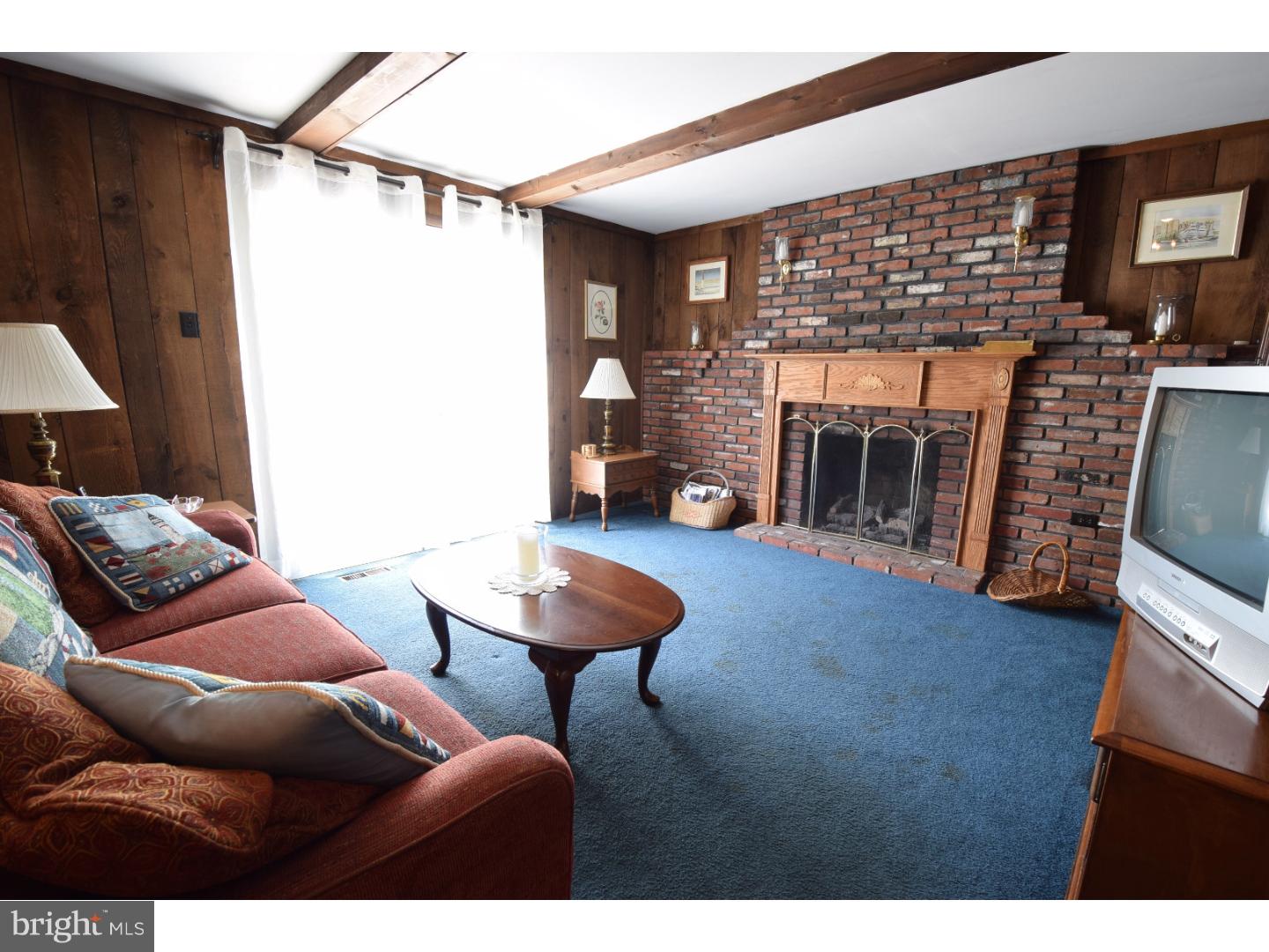 1711 Pin Oak Road Williamstown, NJ 08094 - Photo 9 of 21 Family Room