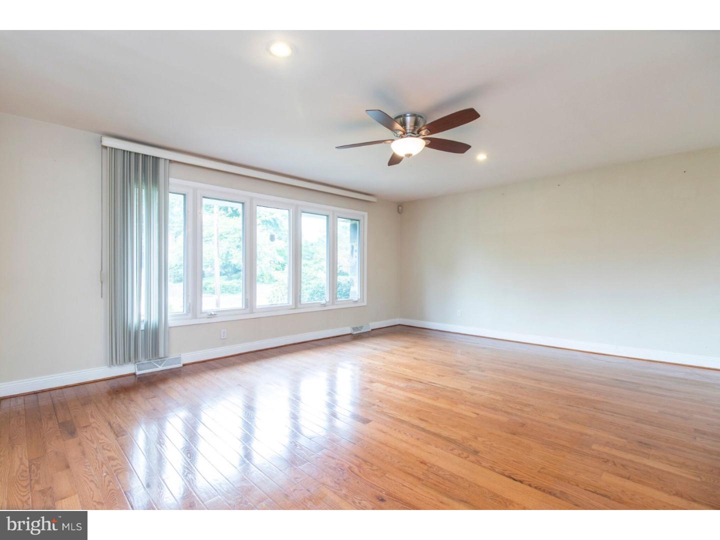 9231 Pine Road Philadelphia, PA 19115 - Photo 3 of 24