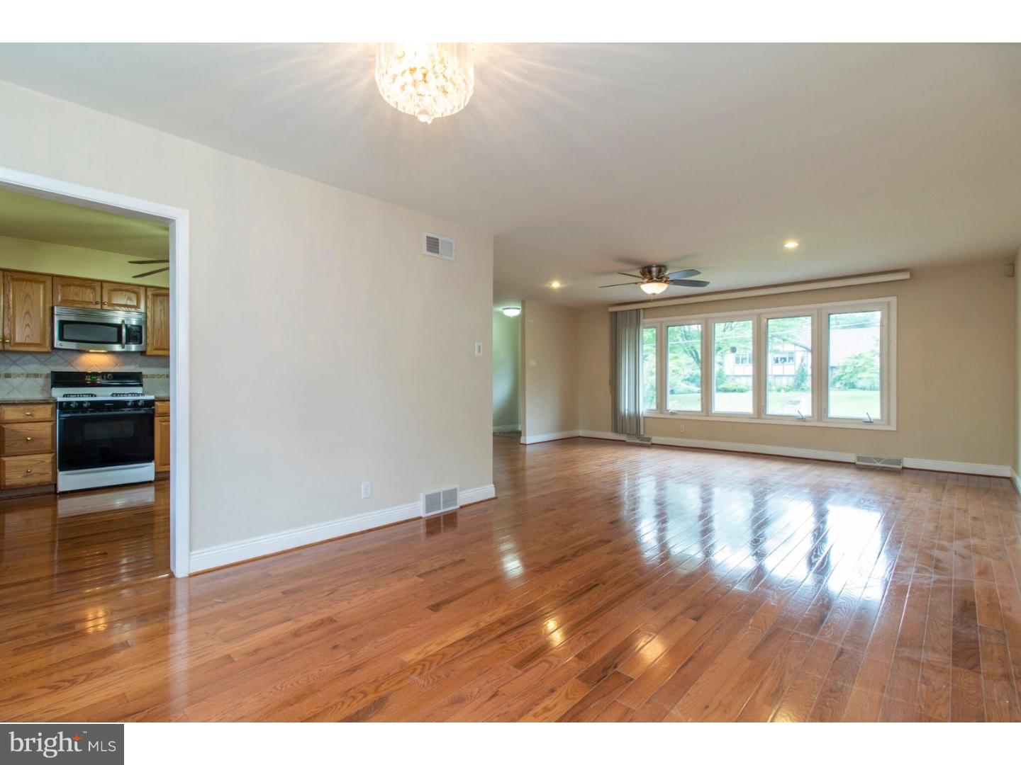 9231 Pine Road Philadelphia, PA 19115 - Photo 4 of 24