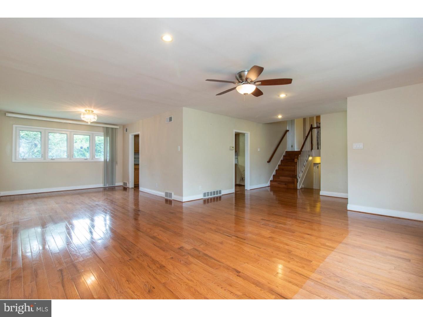 9231 Pine Road Philadelphia, PA 19115 - Photo 5 of 24