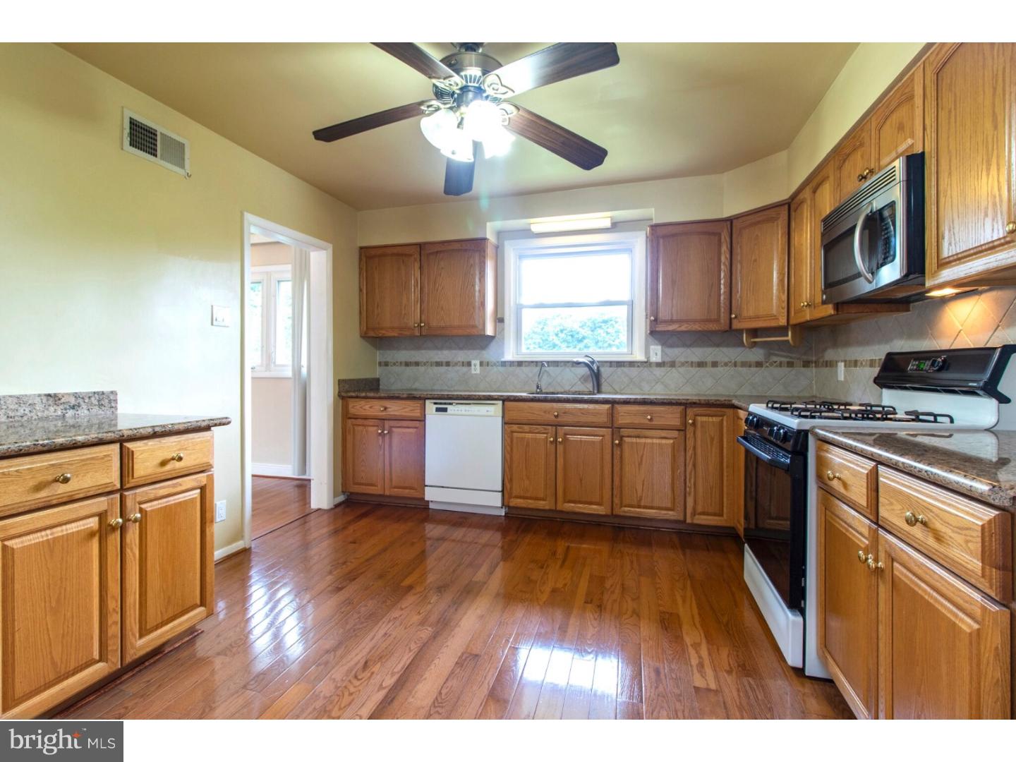 9231 Pine Road Philadelphia, PA 19115 - Photo 7 of 24