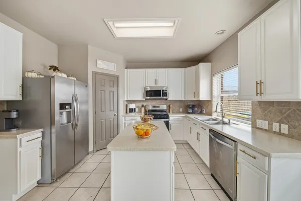 $2,700 | 8804 Sunforest Lane, Pearland, TX 77584