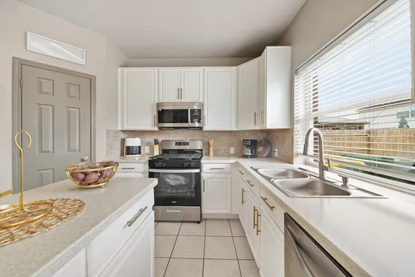 $2,700 | 8804 Sunforest Lane, Pearland, TX 77584