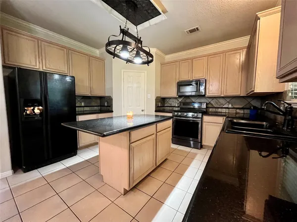 $2,600 | 202 Almond Drive, Baytown, TX 77520