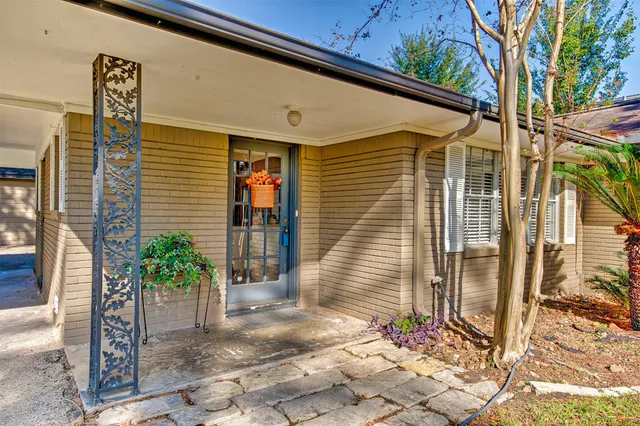 a view of a pathway of the house