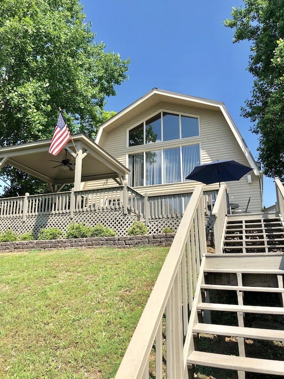 a view of a house with a yard