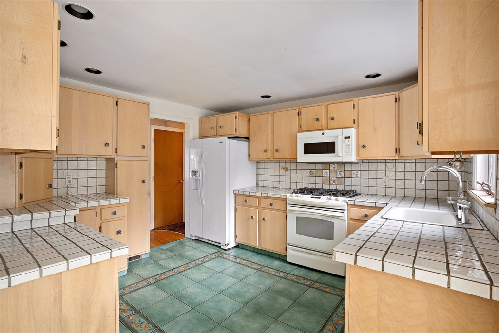 29 Patricia Road Sudbury, MA 01776 - Photo 3 of 21