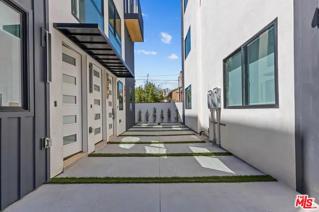 $5,995 | 5839 Kester Avenue, Unit 2, Sherman Oaks, CA 91411