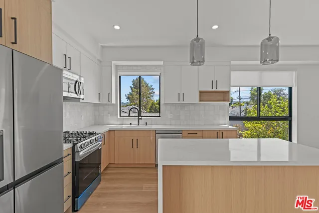 $5,995 | 5839 Kester Avenue, Unit 2, Sherman Oaks, CA 91411