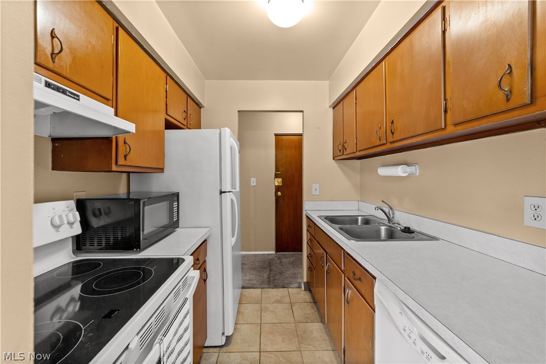 20312 Lorain Road, Unit 108 Cleveland, OH 44126 - Photo 14 of 33 Kitchen