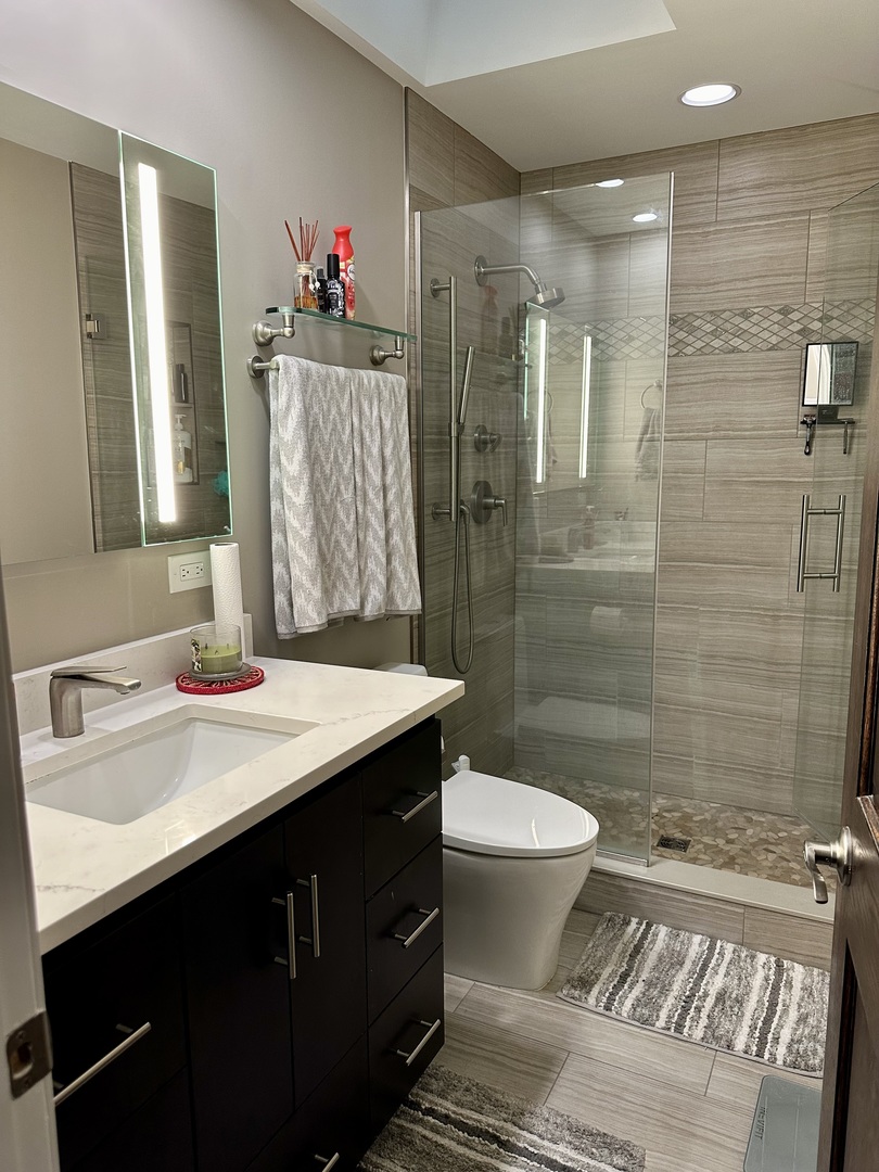 302 North Westgate Road Mount Prospect, IL 60056 - Photo 11 of 26 a bathroom with a sink and a mirror