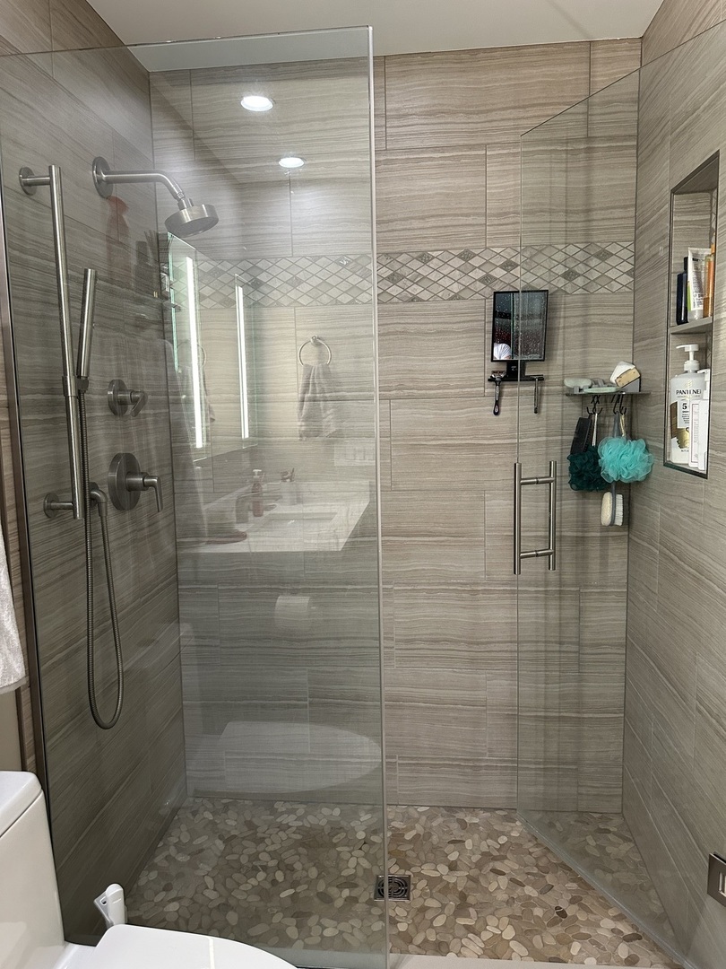 302 North Westgate Road Mount Prospect, IL 60056 - Photo 12 of 26 a bathroom with a shower