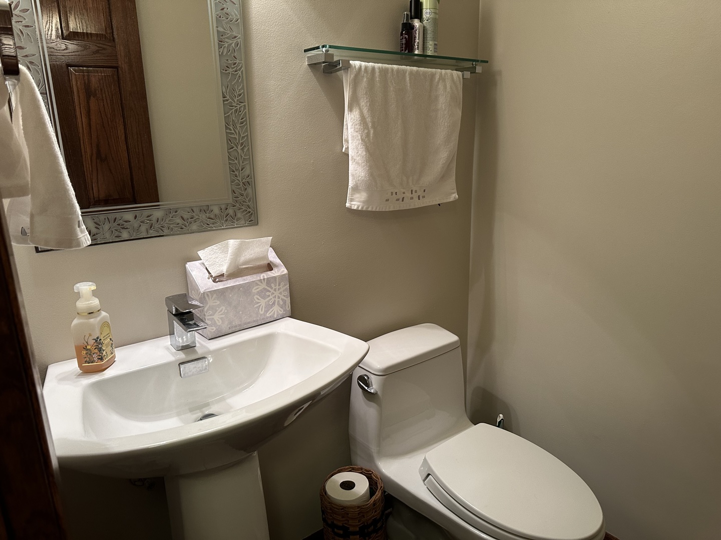 302 North Westgate Road Mount Prospect, IL 60056 - Photo 18 of 26 a bathroom with a sink a toilet and mirror