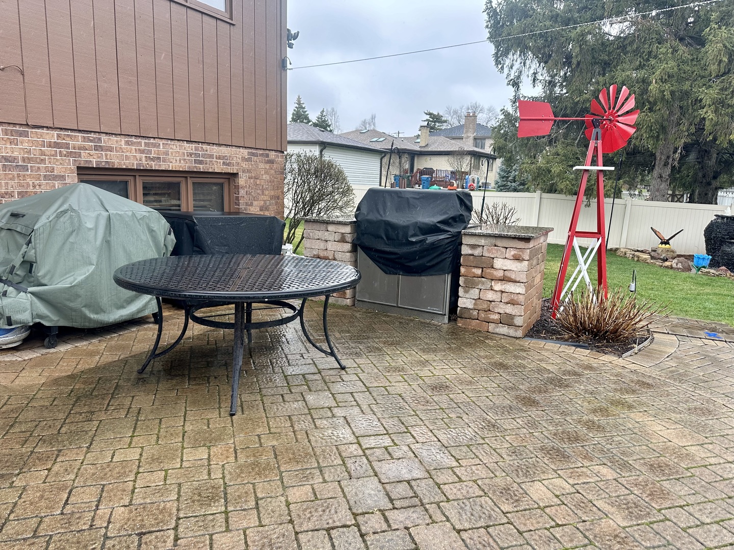 302 North Westgate Road Mount Prospect, IL 60056 - Photo 20 of 26 a view of a chairs and tables in the patio