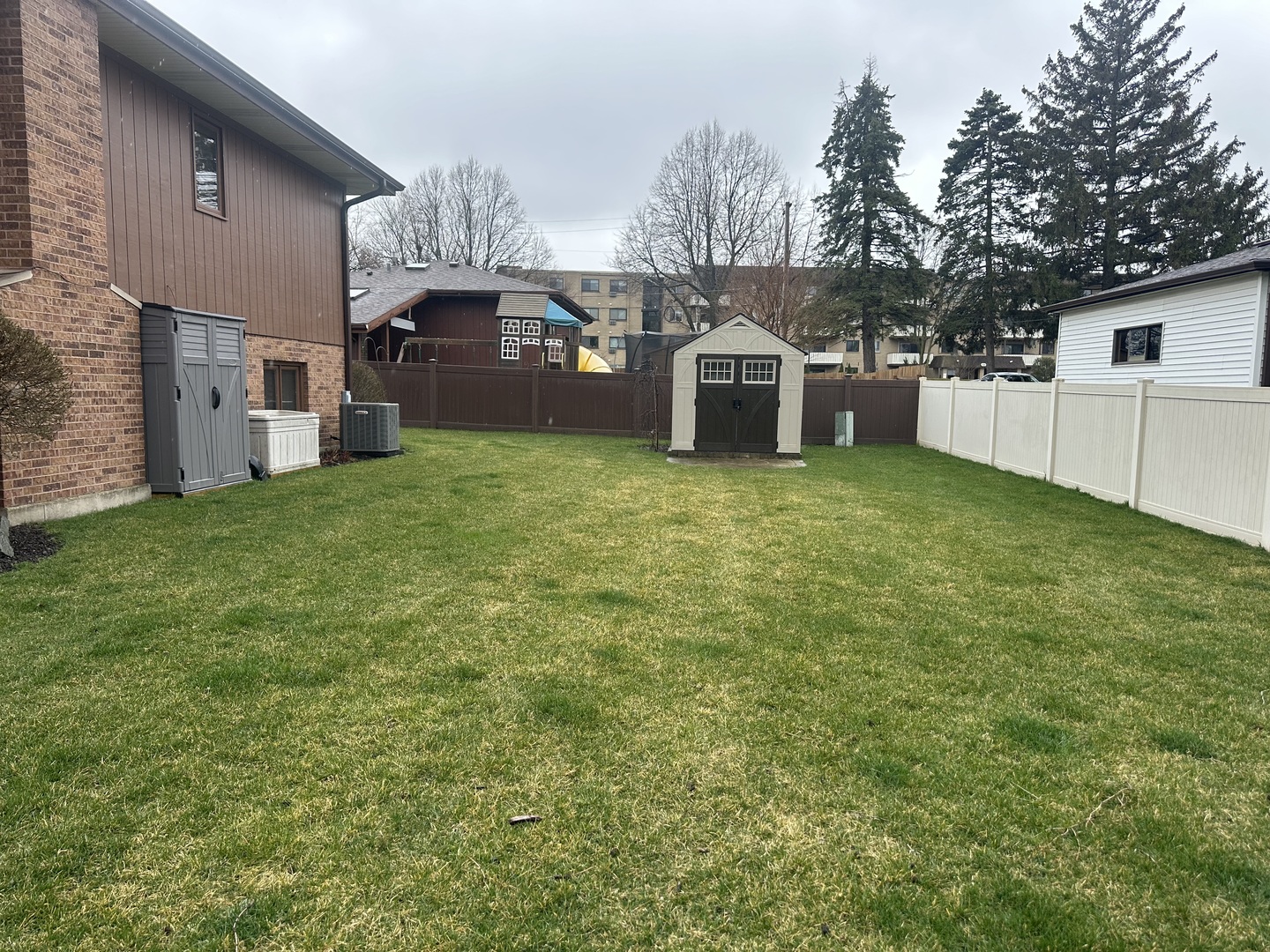 302 North Westgate Road Mount Prospect, IL 60056 - Photo 24 of 26 a view of a house with backyard and garden