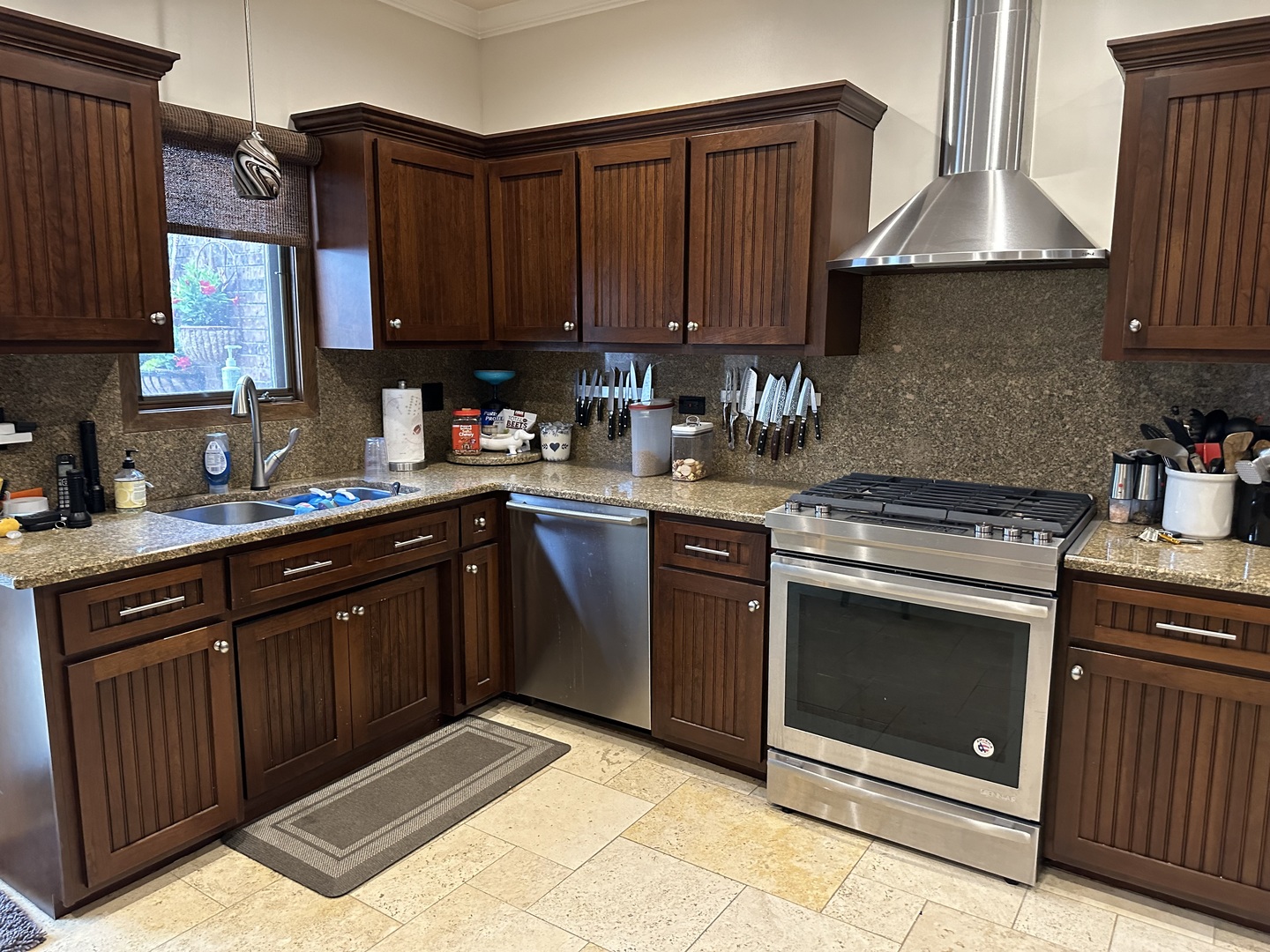302 North Westgate Road Mount Prospect, IL 60056 - Photo 5 of 26 a kitchen with granite countertop a stove sink and cabinets