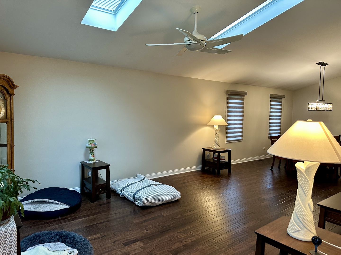 302 North Westgate Road Mount Prospect, IL 60056 - Photo 6 of 26 a room with furniture and a lamp