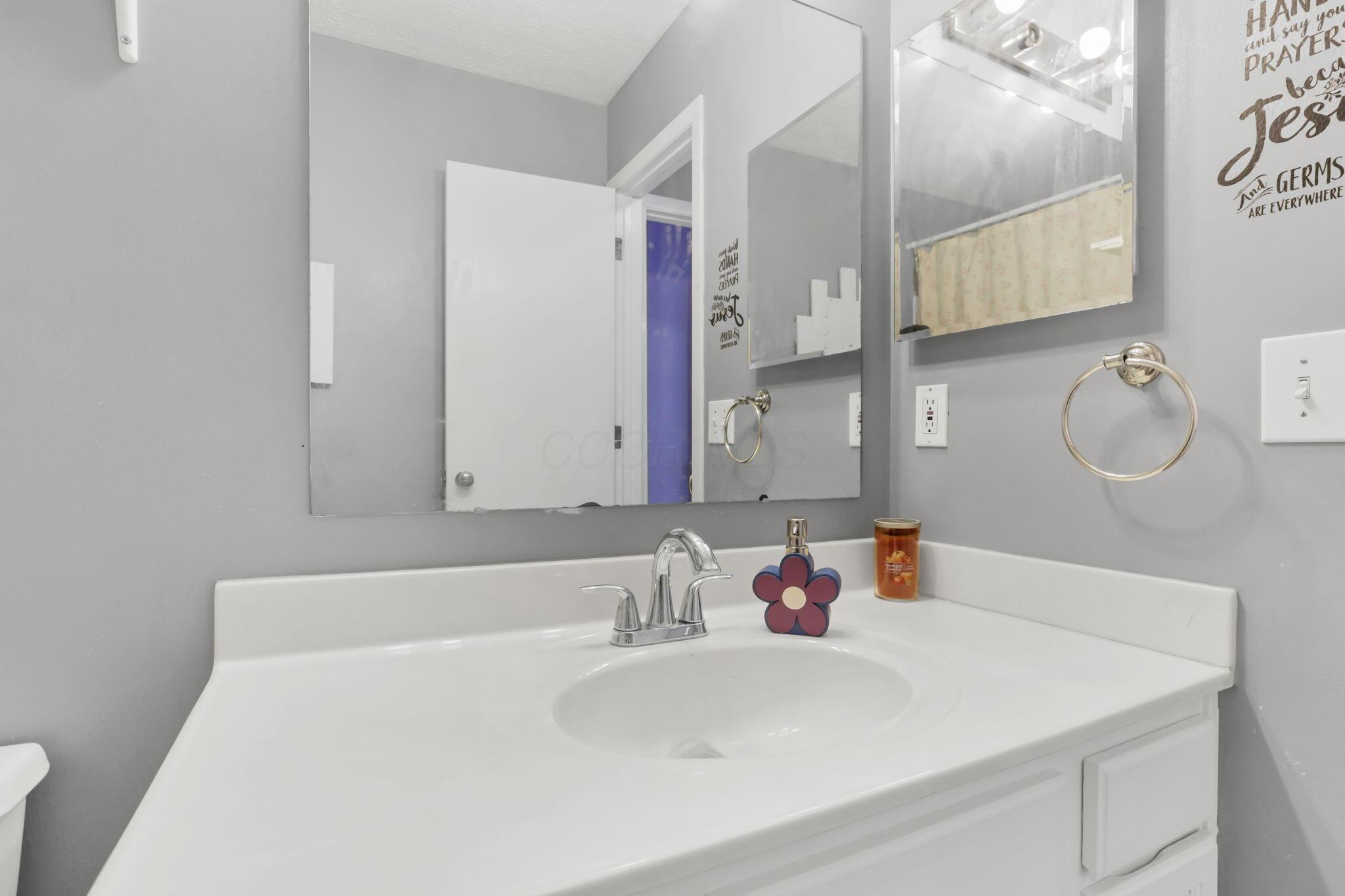 3088 Remington Ridge Road Columbus, OH 43232 - Photo 24 of 47 bathroom