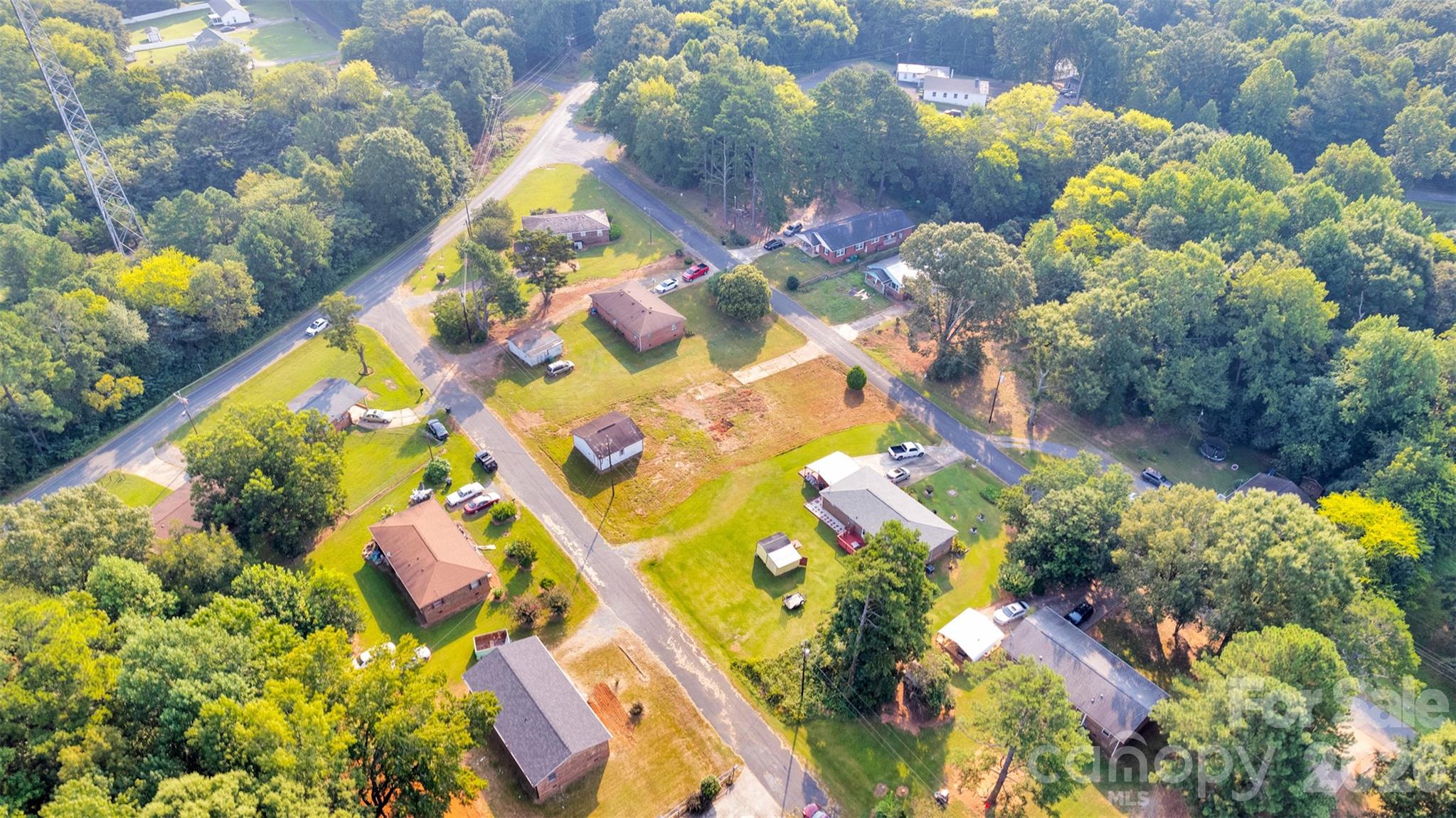 44432 Richardson Road Norwood, NC 28128 - Photo 6 of 8 a bathroom with a lot of flowers