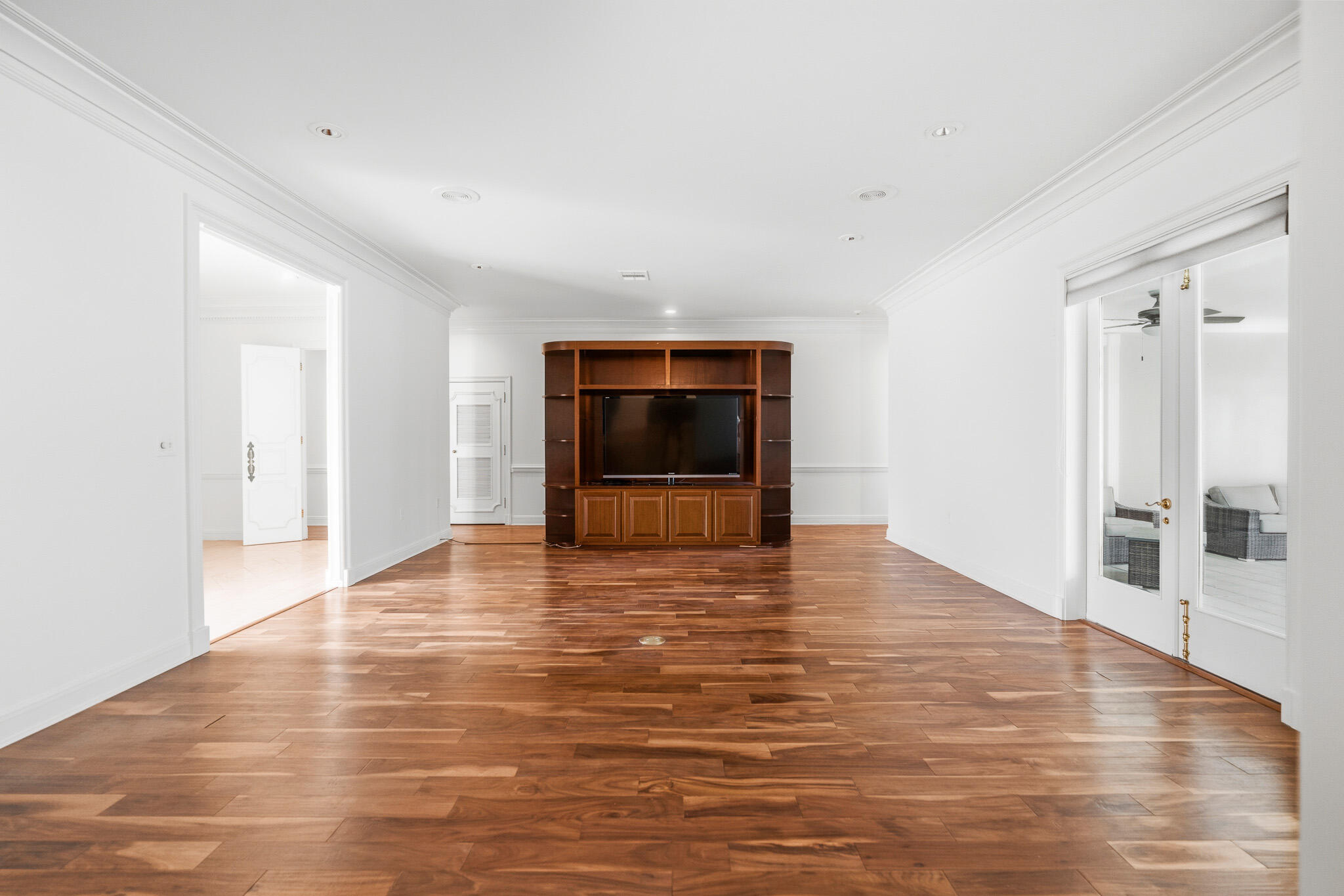 8 Weekewachee Circle Destin, FL 32541 - Photo 21 of 55 a big room with wooden floor and windows