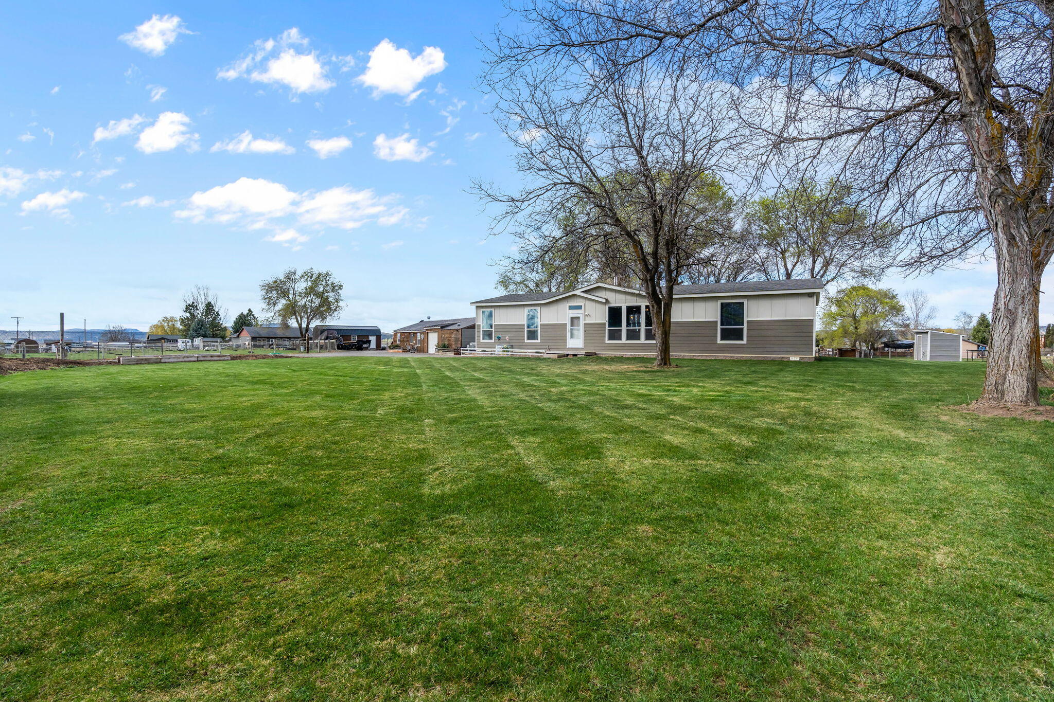 7651 Edwards Road Prineville, OR 97754 - Photo 4 of 54 2026_04_02_7651_NE_Edwards_Rd_Pv-8