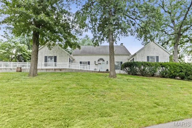 $535,000 | 110 Fullerton Road, Belleville, IL 62226