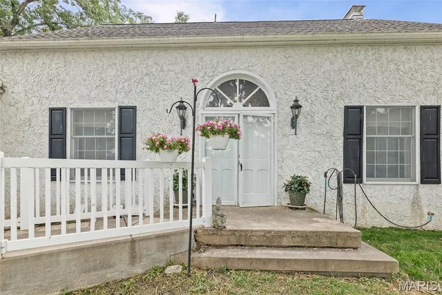 $535,000 | 110 Fullerton Road, Belleville, IL 62226